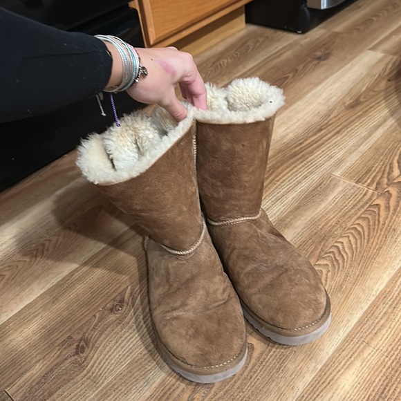 Bailey Bow Uggs - Picture 3 of 3